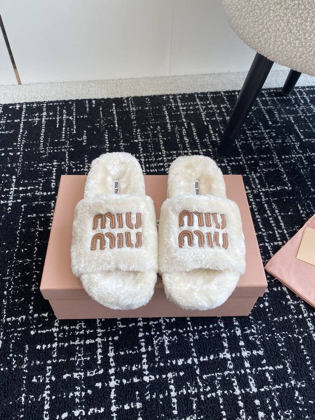 代购级 Miu Miu 24Ss 秋冬新品毛拖～ 秋冬新宠 百搭时髦单品！ 不管居家还是外穿都是品味的象征性！ 秋冬搭配袜子 那更是太绝太绝了 进口澳洲真羊毛，